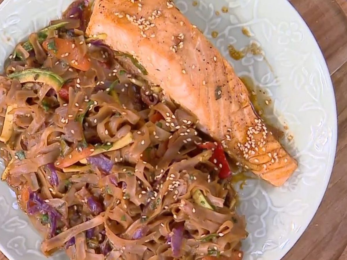 Σολομός με noodles και λαχανικά