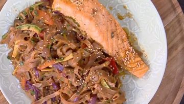 Σολομός με noodles και λαχανικά