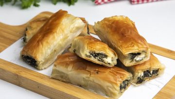 Σπανακοπιτάκια με σαλάτα ντομάτας