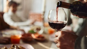 Το αλκοόλ δεν είναι ασφαλές για τον εγκέφαλο ούτε σε μικρές ποσότητες, δείχνει νέα μελέτη