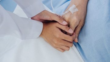 Αναισθησιολόγος με «φακελάκι»: «Ήταν προαιρετική οικονομική επιβράβευση» – Αναστολή καθηκόντων και ΕΔΕ