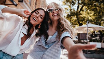 &ldquo;Doorbell Friend&rdquo;: &Tau;&omicron; &epsilon;ί&delta;&omicron;&sigmaf; &phi;&iota;&lambda;ί&alpha;&sigmaf; &pi;&omicron;&upsilon; &pi;&omicron;&lambda;&lambda;&omicron;ί &xi;&epsilon;&chi;ά&sigma;&alpha;&mu;&epsilon; &alpha;&lambda;&lambda;ά ό&lambda;&omicron;&iota; &chi;&rho;&epsilon;&iota;&alpha;&zeta;ό&mu;&alpha;&sigma;&tau;&epsilon;