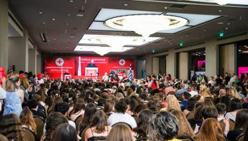 &Eta; &nu;έ&alpha; &gamma;&epsilon;&nu;&iota;ά έ&sigma;&tau;&epsilon;&iota;&lambda;&epsilon; &mu;ή&nu;&upsilon;&mu;&alpha; &alpha;&nu;&theta;&rho;&omega;&pi;&iota;ά&sigmaf;: &Omicron; &Epsilon;&lambda;&lambda;&eta;&nu;&iota;&kappa;ό&sigmaf; &Epsilon;&rho;&upsilon;&theta;&rho;ό&sigmaf; &Sigma;&tau;&alpha;&upsilon;&rho;ό&sigmaf; &beta;&rho;ά&beta;&epsilon;&upsilon;&sigma;&epsilon; 467 &mu;&alpha;&theta;&eta;&tau;έ&sigmaf; &alpha;&pi;ό ό&lambda;&eta; &tau;&eta;&nu; &Epsilon;&lambda;&lambda;ά&delta;&alpha;