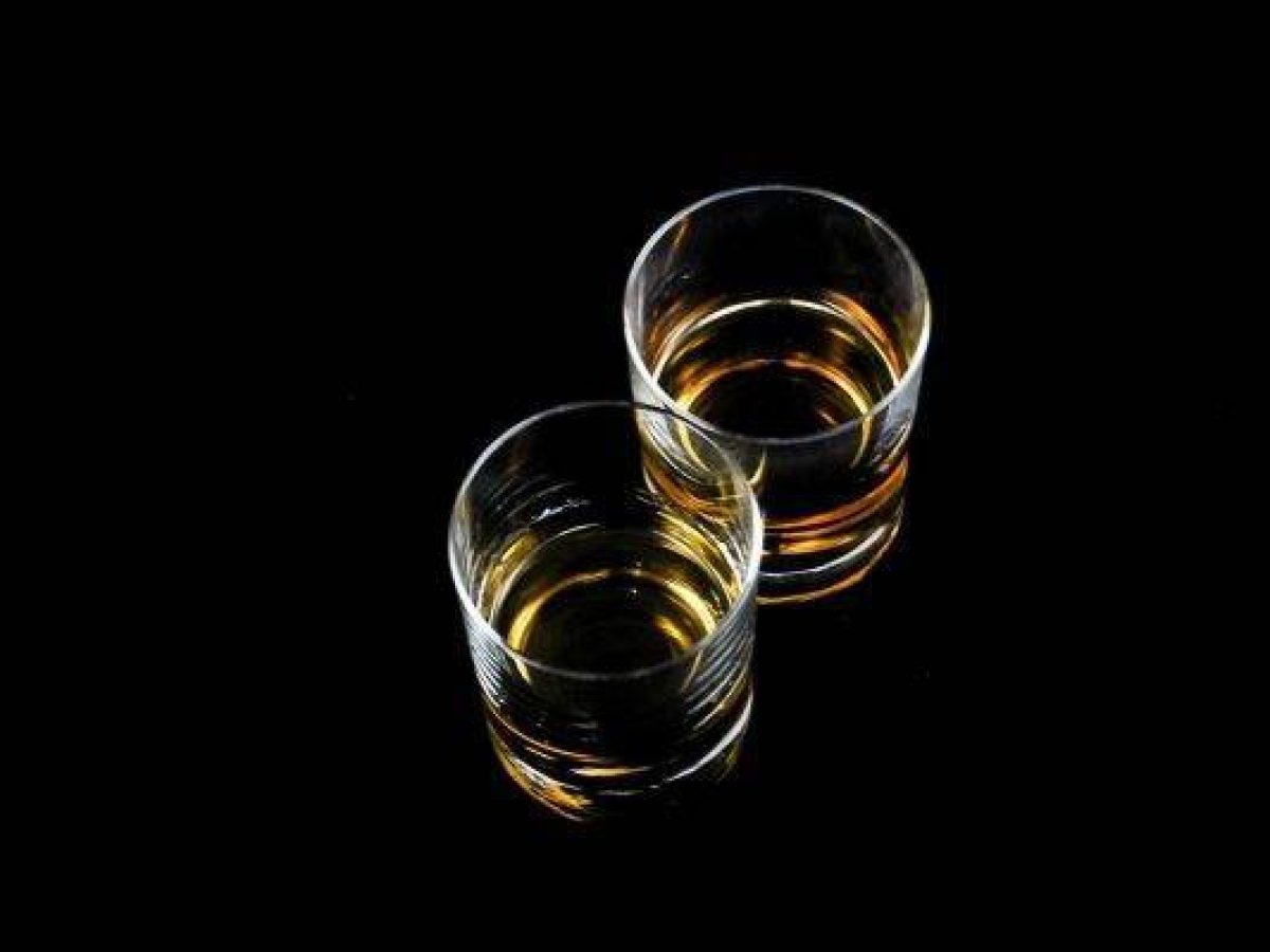 Η κατανάλωση αλκοόλ συνδέεται με 20 σοβαρά προβλήματα υγείας