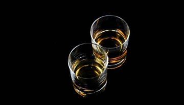 Η κατανάλωση αλκοόλ συνδέεται με 20 σοβαρά προβλήματα υγείας