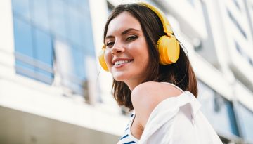 &Mu;&omicron;&upsilon;&sigma;&iota;&kappa;ή: Ό&tau;&alpha;&nu; έ&nu;&alpha; &tau;&rho;&alpha;&gamma;&omicron;ύ&delta;&iota; &phi;έ&rho;&nu;&epsilon;&iota; &gamma;έ&lambda;&iota;&omicron; &kappa;&alpha;&iota; &delta;ά&kappa;&rho;&upsilon; &mu;&alpha;&zeta;ί | Vita.gr