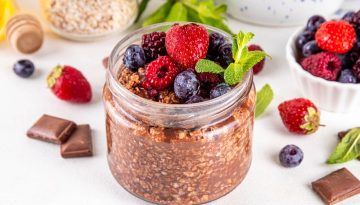 &Sigma;&omicron;&kappa;&omicron;&lambda;&alpha;&tau;έ&nu;&iota;&alpha; overnight oats &mu;&epsilon; &phi;&rho;&omicron;ύ&tau;&alpha; &tau;&omicron;&upsilon; &delta;ά&sigma;&omicron;&upsilon;&sigmaf; | Vita.gr