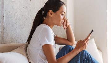 Texting fatigue: &Tau;&iota; &kappa;ά&nu;&omicron;&upsilon;&mu;&epsilon; ό&tau;&alpha;&nu; &eta; &epsilon;&pi;&iota;&kappa;&omicron;&iota;&nu;&omega;&nu;ί&alpha; &kappa;&omicron;&upsilon;&rho;ά&zeta;&epsilon;&iota;;