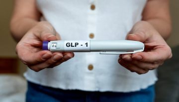 &Eta; &kappa;&alpha;&tau;&alpha;&sigma;&tau;&omicron;&lambda;ή &tau;&eta;&sigmaf; ό&rho;&epsilon;&xi;&eta;&sigmaf; &alpha;&pi;ό &tau;&omicron;&upsilon;&sigmaf; &alpha;&gamma;&omega;&nu;&iota;&sigma;&tau;έ&sigmaf; GLP-1 &omicron;&phi;&epsilon;ί&lambda;&epsilon;&tau;&alpha;&iota; &kappa;&upsilon;&rho;ί&omega;&sigmaf; &sigma;&epsilon; &kappa;&epsilon;&nu;&tau;&rho;&iota;&kappa;&omicron;ύ&sigmaf; &mu;&eta;&chi;&alpha;&nu;&iota;&sigma;&mu;&omicron;ύ&sigmaf; &delta;&rho;ά&sigma;&eta;&sigmaf; &kappa;&alpha;&iota; ό&chi;&iota; &sigma;&tau;&eta;&nu; &kappa;&alpha;&theta;&upsilon;&sigma;&tau;έ&rho;&eta;&sigma;&eta; &tau;&eta;&sigmaf; &gamma;&alpha;&sigma;&tau;&rho;&iota;&kappa;ή&sigmaf; &kappa;έ&nu;&omega;&sigma;&eta;&sigmaf;