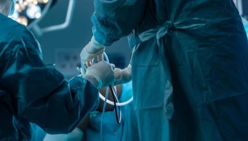 &Gamma;&iota;&alpha;&nu;&nu;&iota;&tau;&sigma;ά: &Kappa;ά&theta;&epsilon;&iota;&rho;&xi;&eta; &sigma;&epsilon; &gamma;&iota;&alpha;&tau;&rho;ό &gamma;&iota;&alpha; &tau;&omicron;&nu; &theta;ά&nu;&alpha;&tau;&omicron; &nu;&epsilon;&alpha;&rho;ή&sigmaf; &alpha;&pi;ό &chi;&epsilon;&iota;&rho;&omicron;&upsilon;&rho;&gamma;&epsilon;ί&omicron; &gamma;&alpha;&sigma;&tau;&rho;&iota;&kappa;&omicron;ύ &delta;&alpha;&kappa;&tau;&upsilon;&lambda;ί&omicron;&upsilon;
