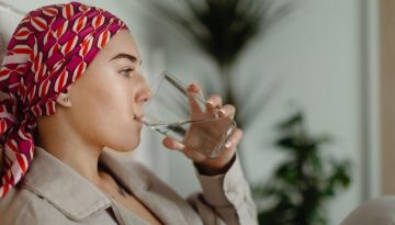 &Eta; &sigma;&upsilon;&sigma;&sigma;ώ&rho;&epsilon;&upsilon;&sigma;&eta; &chi;&omicron;&lambda;&iota;&kappa;ώ&nu; &omicron;&xi;έ&omega;&nu; &omicron;&delta;&eta;&gamma;&epsilon;ί &sigma;&tau;&eta;&nu; &epsilon;&xi;ά&pi;&lambda;&omega;&sigma;&eta; &tau;&omicron;&upsilon; &kappa;&alpha;&rho;&kappa;ί&nu;&omicron;&upsilon; &tau;&omicron;&upsilon; &mu;&alpha;&sigma;&tau;&omicron;ύ [&mu;&epsilon;&lambda;έ&tau;&eta;]