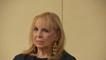 Ά&nu;&nu;&alpha; &Phi;ό&nu;&sigma;&omicron;&upsilon;: &Tau;&omicron; &laquo;&Sigma;&pi;ί&tau;&iota; &tau;&omicron;&upsilon; &Eta;&theta;&omicron;&pi;&omicron;&iota;&omicron;ύ&raquo; &delta;&iota;&alpha;&psi;&epsilon;ύ&delta;&epsilon;&iota; &phi;ή&mu;&epsilon;&sigmaf; &gamma;&iota;&alpha; &tau;&eta;&nu; &upsilon;&gamma;&epsilon;ί&alpha; &tau;&eta;&sigmaf;