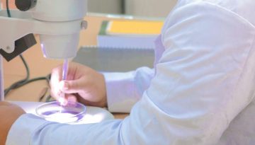 &Pi;&alpha;&gamma;&kappa;ό&sigma;&mu;&iota;&alpha; &eta;&mu;έ&rho;&alpha; &eta;&pi;&alpha;&tau;ί&tau;&iota;&delta;&alpha;&sigmaf;: Έ&nu;&alpha; &sigma;&iota;&omega;&pi;&eta;&lambda;ό &pi;&rho;ό&beta;&lambda;&eta;&mu;&alpha; &delta;&eta;&mu;ό&sigma;&iota;&alpha;&sigmaf; &upsilon;&gamma;&epsilon;ί&alpha;&sigmaf; &ndash; &Pi;ό&sigma;&omicron;&iota; &pi;ά&sigma;&chi;&omicron;&upsilon;&nu; &sigma;&tau;&eta;&nu; &Epsilon;&lambda;&lambda;ά&delta;&alpha;