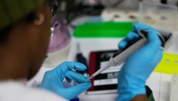 AIDS: &Eta; &pi;&rho;ό&omicron;&delta;&omicron;&sigmaf; &pi;&omicron;&upsilon; έ&chi;&epsilon;&iota; &epsilon;&pi;&iota;&tau;&epsilon;&upsilon;&chi;&theta;&epsilon;ί &laquo;&sigma;&epsilon; &kappa;ί&nu;&delta;&upsilon;&nu;&omicron;&raquo; &epsilon;&xi;&alpha;&iota;&tau;ί&alpha;&sigmaf; &tau;&eta;&sigmaf; &mu;&epsilon;ί&omega;&sigma;&eta;&sigmaf; &tau;&omega;&nu; &chi;&rho;&eta;&mu;&alpha;&tau;&omicron;&delta;&omicron;&tau;ή&sigma;&epsilon;&omega;&nu;