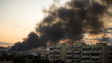 EL &ndash; &Delta;&epsilon;&nu; &epsilon;ί&nu;&alpha;&iota; &mu;ό&nu;&omicron; &eta; &phi;&omega;&tau;&iota;ά: &Gamma;&iota;&alpha;&tau;ί &omicron; &kappa;&alpha;&pi;&nu;ό&sigmaf; &tau;&omega;&nu; &pi;&upsilon;&rho;&kappa;&alpha;&gamma;&iota;ώ&nu; &alpha;&pi;&epsilon;&iota;&lambda;&epsilon;ί &tau;&eta;&nu; &upsilon;&gamma;&epsilon;ί&alpha;