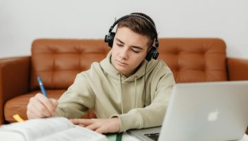 &Alpha;&kappa;&omicron;&upsilon;&sigma;&tau;&iota;&kappa;ά: &Delta;&iota;&alpha;&tau;&alpha;&rho;ά&sigma;&sigma;&omicron;&upsilon;&nu; &tau;&omicron; &epsilon;&nu;&delta;&omicron;&kappa;&rho;&iota;&nu;&iota;&kappa;ό &sigma;ύ&sigma;&tau;&eta;&mu;&alpha;; &ndash; Healthweb.gr