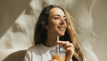Banana-Milk Coffee: Έ&nu;&alpha; &alpha;&nu;&alpha;&pi;ά&nu;&tau;&epsilon;&chi;&omicron; &rho;ό&phi;&eta;&mu;&alpha; &pi;&omicron;&upsilon; &delta;ί&nu;&epsilon;&iota; &epsilon;&nu;έ&rho;&gamma;&epsilon;&iota;&alpha; &kappa;&alpha;&iota; &epsilon;ί&nu;&alpha;&iota; &pi;&lambda;&omicron;ύ&sigma;&iota;&omicron; &sigma;&epsilon; &kappa;ά&lambda;&iota;&omicron;, &pi;&rho;&omega;&tau;&epsilon;ΐ&nu;&eta; &kappa;&alpha;&iota; &alpha;&sigma;&beta;έ&sigma;&tau;&iota;&omicron;