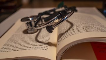 EL &ndash; &Alpha;&nu;&alpha;&kappa;ά&lambda;&upsilon;&psi;&eta; Έ&lambda;&lambda;&eta;&nu;&alpha; &epsilon;&rho;&epsilon;&upsilon;&nu;&eta;&tau;ή &phi;έ&rho;&nu;&epsilon;&iota; &pi;&iota;&omicron; &kappa;&omicron;&nu;&tau;ά &tau;&eta; &theta;&epsilon;&rho;&alpha;&pi;&epsilon;ί&alpha; &tau;&eta;&sigmaf; &theta;&alpha;&nu;&alpha;&tau;&eta;&phi;ό&rho;&alpha;&sigmaf; &iota;&delta;&iota;&omicron;&pi;&alpha;&theta;&omicron;ύ&sigmaf; &pi;&nu;&epsilon;&upsilon;&mu;&omicron;&nu;&iota;&kappa;ή&sigmaf; ί&nu;&omega;&sigma;&eta;&sigmaf; &kappa;&alpha;&iota; &tau;&eta;&sigmaf; &Chi;&Alpha;&Pi;