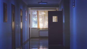 EL &ndash; &Omicron; &Pi;&alpha;&nu;&epsilon;&lambda;&lambda;ή&nu;&iota;&omicron;&sigmaf; &Iota;&alpha;&tau;&rho;&iota;&kappa;ό&sigmaf; &Sigma;ύ&lambda;&lambda;&omicron;&gamma;&omicron;&sigmaf; &gamma;&iota;&alpha; &tau;&alpha; &epsilon;&pi;&epsilon;&iota;&sigma;ό&delta;&iota;&alpha; &sigma;&tau;&omicron; &Theta;&rho;&iota;ά&sigma;&iota;&omicron;: &laquo;&Eta; &beta;ί&alpha; &mu;έ&sigma;&alpha; &sigma;&tau;&iota;&sigmaf; &delta;&omicron;&mu;έ&sigmaf; &upsilon;&gamma;&epsilon;ί&alpha;&sigmaf; &delta;&epsilon;&nu; &alpha;&pi;&epsilon;&iota;&lambda;&epsilon;ί &mu;ό&nu;&omicron; &tau;&omicron;&upsilon;&sigmaf; &gamma;&iota;&alpha;&tau;&rho;&omicron;ύ&sigmaf;&raquo;