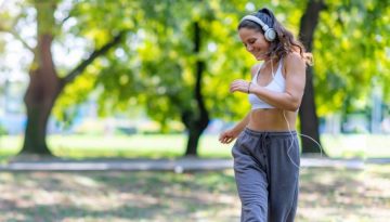 Lymphatic Walking: &Eta; &pi;&iota;&omicron; &epsilon;ύ&kappa;&omicron;&lambda;&eta; &mu;&omicron;&rho;&phi;ή ά&sigma;&kappa;&eta;&sigma;&eta;&sigmaf; &pi;&omicron;&upsilon; &mu;&pi;&omicron;&rho;&epsilon;ί&sigmaf; &nu;&alpha; &kappa;ά&nu;&epsilon;&iota;&sigmaf; &kappa;ά&theta;&epsilon; &mu;έ&rho;&alpha;