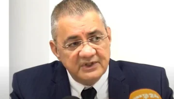 &Alpha;&lambda;έ&xi;&alpha;&nu;&delta;&rho;&omicron;&sigmaf; &Pi;&alpha;&tau;&rho;&iota;&alpha;&nu;ά&kappa;&omicron;&sigmaf;: &laquo;&Kappa;&alpha;&nu;&epsilon;ί&sigmaf; &delta;&epsilon;&nu; &pi;&epsilon;&theta;&alpha;ί&nu;&epsilon;&iota; &xi;&alpha;&phi;&nu;&iota;&kappa;ά &chi;&omega;&rho;ί&sigmaf; &alpha;&iota;&tau;ί&alpha; &ndash; &Eta; &pi;&rho;ό&lambda;&eta;&psi;&eta; &kappa;&alpha;&iota; &eta; &gamma;&nu;ώ&sigma;&eta; &sigma;ώ&zeta;&omicron;&upsilon;&nu; &zeta;&omega;έ&sigmaf;&raquo;