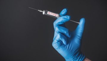 EL &ndash; &Beta;&rho;&epsilon;&tau;&alpha;&nu;ί&alpha;: E&theta;&epsilon;&lambda;&omicron;&nu;&tau;ή&sigmaf; έ&lambda;&alpha;&beta;&epsilon; &tau;&omicron; &pi;&rho;ώ&tau;&omicron; &pi;&epsilon;&iota;&rho;&alpha;&mu;&alpha;&tau;&iota;&kappa;ό &epsilon;&mu;&beta;ό&lambda;&iota;&omicron; &gamma;&iota;&alpha; &sigma;&tau;έ&lambda;&epsilon;&chi;&omicron;&sigmaf; &tau;&omicron;&upsilon; Έ&mu;&pi;&omicron;&lambda;&alpha;