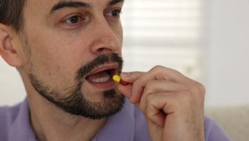 HIV: &Chi;ά&pi;&iota; &pi;&omicron;&upsilon; &lambda;&alpha;&mu;&beta;ά&nu;&epsilon;&tau;&alpha;&iota; &mu;&iota;&alpha; &phi;&omicron;&rho;ά &tau;&eta;&nu; &epsilon;&beta;&delta;&omicron;&mu;ά&delta;&alpha; &phi;ά&nu;&eta;&kappa;&epsilon; &epsilon;&xi;ί&sigma;&omicron;&upsilon; &kappa;&alpha;&lambda;ό &mu;&epsilon; &tau;&eta;&nu; &kappa;&alpha;&theta;&eta;&mu;&epsilon;&rho;&iota;&nu;ή &alpha;&gamma;&omega;&gamma;ή [&mu;&epsilon;&lambda;έ&tau;&eta;]