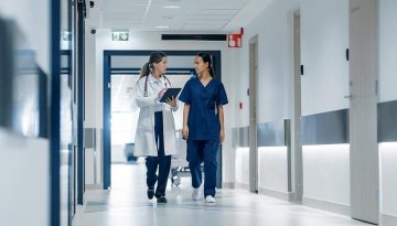 &Alpha;&mu;&omicron;&iota;&beta;έ&sigmaf; &gamma;&iota;&alpha;&tau;&rho;ώ&nu; &sigma;&tau;&eta;&nu; &Epsilon;&upsilon;&rho;ώ&pi;&eta;: &Eta; &epsilon;&lambda;&lambda;&eta;&nu;&iota;&kappa;ή &upsilon;&sigma;&tau;έ&rho;&eta;&sigma;&eta; &kappa;&alpha;&iota; &eta; &kappa;&rho;ί&sigma;&eta; &tau;&omicron;&upsilon; &alpha;&nu;&theta;&rho;ώ&pi;&iota;&nu;&omicron;&upsilon; &delta;&upsilon;&nu;&alpha;&mu;&iota;&kappa;&omicron;ύ &sigma;&tau;&eta;&nu; &Upsilon;&gamma;&epsilon;ί&alpha;