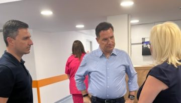&Sigma;&tau;&iota;&sigmaf; &delta;&omicron;&mu;έ&sigmaf; &upsilon;&gamma;&epsilon;ί&alpha;&sigmaf; &tau;&eta;&sigmaf; &Delta;&upsilon;&tau;&iota;&kappa;ή&sigmaf; &Alpha;&tau;&tau;&iota;&kappa;ή&sigmaf; &omicron; Ά&delta;&omega;&nu;&iota;&sigmaf; &Gamma;&epsilon;&omega;&rho;&gamma;&iota;ά&delta;&eta;&sigmaf;: &laquo;&Tau;&omicron; &Epsilon;&Sigma;&Upsilon; &epsilon;ί&nu;&alpha;&iota; έ&tau;&omicron;&iota;&mu;&omicron; &gamma;&iota;&alpha; &kappa;ά&theta;&epsilon; &epsilon;&nu;&delta;&epsilon;&chi;ό&mu;&epsilon;&nu;&omicron;&raquo;