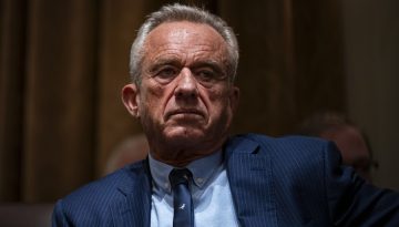 EL &ndash; &Kappa;έ&nu;&epsilon;&nu;&tau;&iota;: &laquo;&Delta;&epsilon;&nu; &pi;έ&theta;&alpha;&iota;&nu;&alpha;&nu; &alpha;&pi;ό &epsilon;&mu;&phi;&rho;ά&gamma;&mu;&alpha;&tau;&alpha; &pi;&rho;&iota;&nu; &tau;&omicron; 1900 &ndash; &Alpha;&pi;ά&tau;&eta; &eta; &sigma;ύ&nu;&delta;&epsilon;&sigma;ή &tau;&omicron;&upsilon;&sigmaf; &mu;&epsilon; &tau;&omicron; &kappa;ό&kappa;&kappa;&iota;&nu;&omicron; &kappa;&rho;έ&alpha;&sigmaf;&raquo; &ndash; Vid