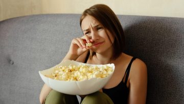 &Gamma;&iota;&alpha;&tau;ί &kappa;&lambda;&alpha;ί&mu;&epsilon; ό&tau;&alpha;&nu; &sigma;&upsilon;&gamma;&kappa;&iota;&nu;&omicron;ύ&mu;&alpha;&sigma;&tau;&epsilon; &kappa;&alpha;&iota; &tau;&iota; &rho;ό&lambda;&omicron; &pi;&alpha;ί&zeta;&omicron;&upsilon;&nu; &tau;&alpha; &delta;ά&kappa;&rho;&upsilon;&alpha;; &ndash; ygeiatora.gr