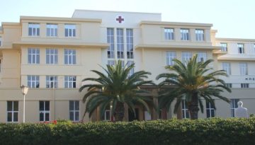 E&pi;ί&theta;&epsilon;&sigma;&eta; &sigma;&epsilon; &nu;&omicron;&sigma;&eta;&lambda;&epsilon;ύ&tau;&rho;&iota;&alpha; &sigma;&tau;&omicron;&nu; &laquo;&Epsilon;&rho;&upsilon;&theta;&rho;ό &Sigma;&tau;&alpha;&upsilon;&rho;ό&raquo;: &Alpha;&sigma;&theta;&epsilon;&nu;ή&sigmaf; &tau;&eta;&nu; ά&rho;&pi;&alpha;&xi;&epsilon; &alpha;&pi;ό &tau;&alpha; &mu;&alpha;&lambda;&lambda;&iota;ά &kappa;&alpha;&iota; &tau;&eta;&nu; &chi;&tau;ύ&pi;&eta;&sigma;&epsilon; &sigma;&epsilon; &pi;ό&rho;&tau;&epsilon;&sigmaf;