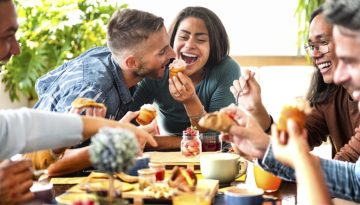 &Sigma;&upsilon;&nu;&epsilon;&iota;&delta;&eta;&tau;ή &delta;&iota;&alpha;&tau;&rho;&omicron;&phi;ή: &Tau;&alpha; &omicron;&phi;έ&lambda;&eta; &tau;&omicron;&upsilon; Mindful Eating &kappa;&alpha;&iota; 5 &tau;&rho;ό&pi;&omicron;&iota; &gamma;&iota;&alpha; &nu;&alpha; &alpha;&lambda;&lambda;ά&xi;&epsilon;&tau;&epsilon; &sigma;&upsilon;&nu;ή&theta;&epsilon;&iota;&epsilon;&sigmaf;