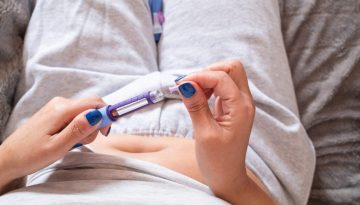 &Kappa;&alpha;&theta;&eta;&gamma;ή&tau;&rho;&iota;&alpha; &epsilon;&nu;&delta;&omicron;&kappa;&rho;&iota;&nu;&omicron;&lambda;&omicron;&gamma;ί&alpha;&sigmaf; &epsilon;&xi;&eta;&gamma;&epsilon;ί &gamma;&iota;&alpha;&tau;ί &eta; &pi;&rho;ό&lambda;&eta;&psi;&eta; &tau;&eta;&sigmaf; &pi;&alpha;&chi;&upsilon;&sigma;&alpha;&rho;&kappa;ί&alpha;&sigmaf; &epsilon;ί&nu;&alpha;&iota; &epsilon;&pi;έ&nu;&delta;&upsilon;&sigma;&eta; &gamma;&iota;&alpha; &tau;&omicron; &Epsilon;&Sigma;&Upsilon;