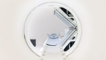 &Nu;έ&alpha; &mu;&alpha;&gamma;&nu;&eta;&tau;&iota;&kappa;ή &tau;&omicron;&mu;&omicron;&gamma;&rho;&alpha;&phi;ί&alpha; &alpha;&pi;&omicron;&kappa;&alpha;&lambda;ύ&pi;&tau;&epsilon;&iota; &tau;&iota;&sigmaf; &pi;&rho;ώ&tau;&epsilon;&sigmaf; &laquo;&sigma;&iota;&omega;&pi;&eta;&lambda;έ&sigmaf;&raquo; &beta;&lambda;ά&beta;&epsilon;&sigmaf; &tau;&eta;&sigmaf; &nu;ό&sigma;&omicron;&upsilon; &Alpha;&lambda;&tau;&sigma;&chi;ά&iota;&mu;&epsilon;&rho; &ndash; Healthweb.gr