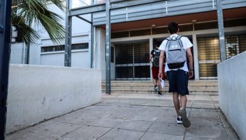 &Epsilon;&pi;&iota;&sigma;&tau;&rho;&omicron;&phi;ή &sigma;&tau;&alpha; &theta;&rho;&alpha;&nu;ί&alpha;: &Tau;&iota; &epsilon;&xi;&epsilon;&tau;ά&sigma;&epsilon;&iota;&sigmaf; &pi;&rho;έ&pi;&epsilon;&iota; &nu;&alpha; &kappa;ά&nu;&omicron;&upsilon;&nu; &tau;&alpha; &pi;&alpha;&iota;&delta;&iota;ά &pi;&rho;&iota;&nu; &alpha;&nu;&omicron;ί&xi;&omicron;&upsilon;&nu; &tau;&alpha; &sigma;&chi;&omicron;&lambda;&epsilon;ί&alpha;