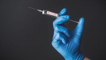EL &ndash; &Omicron;&Eta;&Epsilon;: 70.000 &delta;ό&sigma;&epsilon;&iota;&sigmaf; &tau;&omicron;&upsilon; &epsilon;&mu;&beta;&omicron;&lambda;ί&omicron;&upsilon; Ervebo &delta;&iota;&alpha;&tau;ί&theta;&epsilon;&nu;&tau;&alpha;&iota; &sigma;&tau;&omicron; &Kappa;&omicron;&nu;&gamma;&kappa;ό