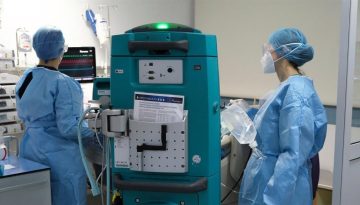 &Epsilon;&Omicron;&Delta;&Upsilon;: 1 &theta;ά&nu;&alpha;&tau;&omicron;&sigmaf; &alpha;&sigma;&theta;&epsilon;&nu;&omicron;ύ&sigmaf; &mu;&epsilon; CoViD &ndash; &Pi;&tau;&omega;&tau;&iota;&kappa;ή &tau;ά&sigma;&eta; &sigma;&epsilon; &gamma;&rho;ί&pi;&eta; &kappa;&alpha;&iota; RSV
