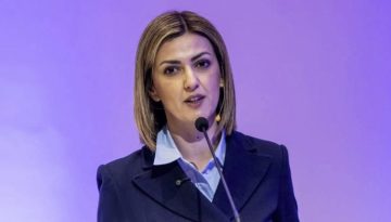 &Alpha;&gamma;&alpha;&pi;&eta;&delta;ά&kappa;&eta;: &Eta; &alpha;&lambda;&lambda;&alpha;&gamma;ή &sigma;&tau;&eta;&nu; &Alpha;&Epsilon;&Mu;&Upsilon; &alpha;&nu;&alpha;&gamma;&kappa;&alpha;ί&alpha; &gamma;&iota;&alpha; &tau;&eta; &delta;&eta;&mu;&iota;&omicron;&upsilon;&rho;&gamma;ί&alpha; &tau;&omicron;&upsilon; &Epsilon;&theta;&nu;&iota;&kappa;&omicron;ύ &Kappa;έ&nu;&tau;&rho;&omicron;&upsilon; &gamma;&iota;&alpha; &tau;&eta;&nu; Ά&nu;&omicron;&iota;&alpha;