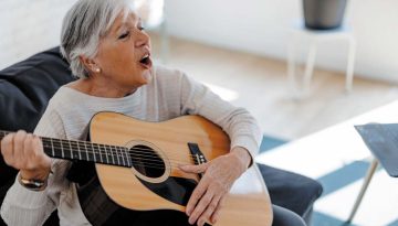 &Gamma;&iota;&alpha;&tau;ί &eta; &phi;&omega;&nu;ή &mu;&alpha;&sigmaf; &alpha;&kappa;&omicron;ύ&gamma;&epsilon;&tau;&alpha;&iota; &delta;&iota;&alpha;&phi;&omicron;&rho;&epsilon;&tau;&iota;&kappa;ή ό&tau;&alpha;&nu; &epsilon;ί&mu;&alpha;&sigma;&tau;&epsilon; &kappa;&omicron;&upsilon;&rho;&alpha;&sigma;&mu;έ&nu;&omicron;&iota; &ndash; ygeiatora.gr