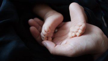 EL &ndash; &Epsilon;&pi;ί&tau;&epsilon;&upsilon;&gamma;&mu;&alpha;: &Gamma;&epsilon;&nu;&nu;ή&theta;&eta;&kappa;&epsilon; &pi;&alpha;&iota;&delta;ί &alpha;&pi;ό έ&mu;&beta;&rho;&upsilon;&omicron; &pi;&omicron;&upsilon; &epsilon;ί&chi;&epsilon; &kappa;&rho;&upsilon;&omicron;&sigma;&upsilon;&nu;&tau;&eta;&rho;&eta;&theta;&epsilon;ί &pi;&rho;&iota;&nu; &alpha;&pi;ό 22 &chi;&rho;ό&nu;&iota;&alpha;