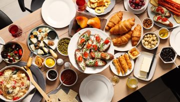Eating jetlag: &Tau;&iota; &epsilon;ί&nu;&alpha;&iota; &kappa;&alpha;&iota; &pi;ώ&sigmaf; &mu;&alpha;&sigmaf; &epsilon;&pi;&eta;&rho;&epsilon;ά&zeta;&epsilon;&iota;;