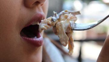 EL &ndash; Orthorexia nervosa: Ό&tau;&alpha;&nu; &tau;&omicron; &nu;&alpha; &tau;&rho;ώ&mu;&epsilon; &upsilon;&gamma;&iota;&epsilon;&iota;&nu;ά &gamma;ί&nu;&epsilon;&tau;&alpha;&iota; &epsilon;&mu;&mu;&omicron;&nu;ή