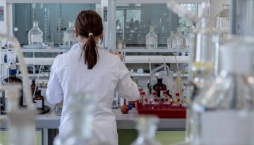 EL &ndash; &Delta;&iota;&epsilon;&theta;&nu;ή&sigmaf; &mu;&epsilon;&lambda;έ&tau;&eta; &mu;&epsilon; &epsilon;&lambda;&lambda;&eta;&nu;&iota;&kappa;ό &chi;&rho;ώ&mu;&alpha;: Έ&nu;&alpha;&sigmaf; &sigma;&tau;&omicron;&upsilon;&sigmaf; &pi;έ&nu;&tau;&epsilon; &alpha;&sigma;&theta;&epsilon;&nu;&epsilon;ί&sigmaf; &mu;&epsilon; &kappa;&alpha;&rho;&kappa;ί&nu;&omicron; &kappa;&iota;&nu;&delta;&upsilon;&nu;&epsilon;ύ&epsilon;&iota; &alpha;&pi;ό &theta;&rho;ό&mu;&beta;&omega;&sigma;&eta;