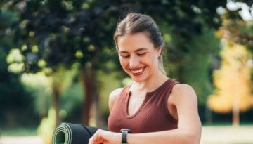 Wearable fitness: &Tau;&iota; &alpha;&xi;ί&zeta;&epsilon;&iota; &nu;&alpha; &pi;&alpha;&rho;&alpha;&kappa;&omicron;&lambda;&omicron;&upsilon;&theta;&epsilon;ί&sigmaf; &sigma;&tau;&omicron; smartwatch &sigma;&omicron;&upsilon;