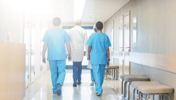 &laquo;&Pi;&rho;&omicron;&lambda;&alpha;&mu;&beta;ά&nu;&omega;&raquo;: &Nu;έ&alpha; &pi;&alpha;&rho;έ&mu;&beta;&alpha;&sigma;&eta; &Iota;&Sigma;&Alpha; &gamma;&iota;&alpha; &alpha;&pi;&lambda;ή&rho;&omega;&tau;&omicron;&upsilon;&sigmaf; &gamma;&iota;&alpha;&tau;&rho;&omicron;ύ&sigmaf; &tau;&eta;&sigmaf; 1&eta;&sigmaf; &Upsilon;&Pi;&Epsilon;