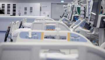 &laquo;H &pi;&lambda;&alpha;&sigma;&mu;&alpha;&phi;&alpha;ί&rho;&epsilon;&sigma;&eta;, &delta;&epsilon;&nu; &mu;&pi;&omicron;&rho;&epsilon;ί &nu;&alpha; &gamma;ί&nu;&epsilon;&tau;&alpha;&iota; &sigma;&epsilon; &kappa;&alpha;&nu;έ&nu;&alpha; &gamma;&rho;&alpha;&phi;&epsilon;ί&omicron;, &sigma;&epsilon; &kappa;&alpha;&nu;έ&nu;&alpha; &Kappa;&omicron;&lambda;&omega;&nu;ά&kappa;&iota;, &sigma;&epsilon; &kappa;&alpha;&nu;έ&nu;&alpha; &Pi;&epsilon;&iota;&rho;&alpha;&iota;ά&raquo;