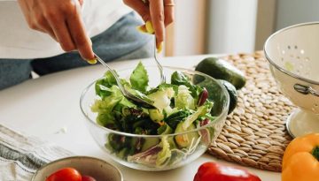 EL &ndash; &Delta;&iota;&alpha;&tau;&rho;&omicron;&phi;ή, ό&tau;&alpha;&nu; &pi;&epsilon;&rho;&nu;ά&mu;&epsilon; &pi;&epsilon;&rho;&iota;&sigma;&sigma;ό&tau;&epsilon;&rho;&omicron; &chi;&rho;ό&nu;&omicron; &sigma;&tau;&omicron; &sigma;&pi;ί&tau;&iota; &ndash; &Delta;έ&kappa;&alpha; &pi;&rho;&alpha;&kappa;&tau;&iota;&kappa;έ&sigmaf; &sigma;&upsilon;&mu;&beta;&omicron;&upsilon;&lambda;έ&sigmaf;