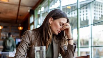 Sensory overload: &lsquo;&Epsilon;&tau;&sigma;&iota; &theta;&alpha; &kappa;&alpha;&tau;&alpha;&lambda;ά&beta;&epsilon;&iota;&sigmaf; ό&tau;&iota; &delta;&epsilon;&nu; &epsilon;ί&sigma;&alpha;&iota; &alpha;&pi;&lambda;ώ&sigmaf; &kappa;&omicron;&upsilon;&rho;&alpha;&sigma;&mu;έ&nu;&eta; &alpha;&lambda;&lambda;ά &upsilon;&pi;&epsilon;&rho;&phi;&omicron;&rho;&tau;&omega;&mu;έ&nu;&eta; &alpha;&pi;ό &epsilon;&rho;&epsilon;&theta;ί&sigma;&mu;&alpha;&tau;&alpha;