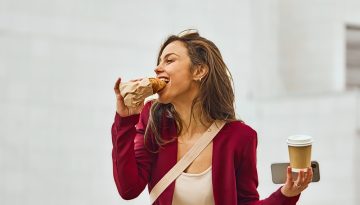 Treatonomics: &Gamma;&iota;&alpha;&tau;ί &mu;&alpha;&sigmaf; &kappa;&epsilon;&rho;&delta;ί&zeta;&omicron;&upsilon;&nu; &omicron;&iota; &mu;&iota;&kappa;&rho;έ&sigmaf; &alpha;&pi;&omicron;&lambda;&alpha;ύ&sigma;&epsilon;&iota;&sigmaf;;